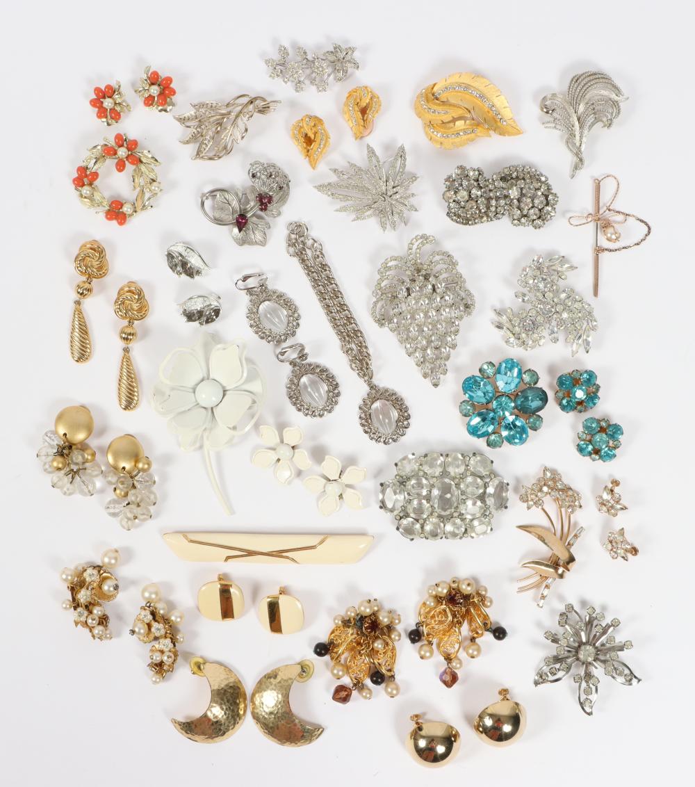 VINTAGE COSTUME JEWELRY GROUP INCLUDING: