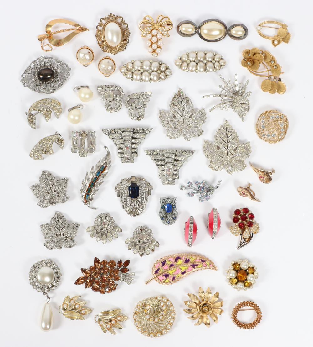 VINTAGE COSTUME JEWELRY GROUP INCLUDING  30a47e