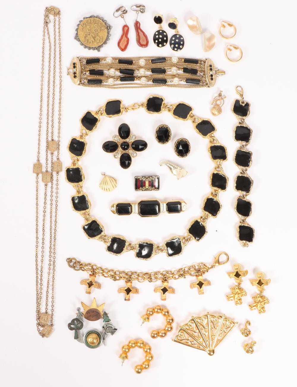 VINTAGE COSTUME JEWELRY GROUP INCLUDING: