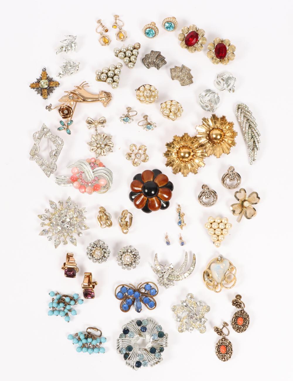 VINTAGE COSTUME JEWELRY GROUP INCLUDING: