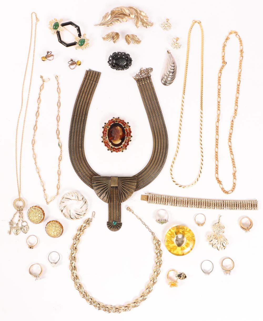 VINTAGE COSTUME JEWELRY GROUP INCLUDING: