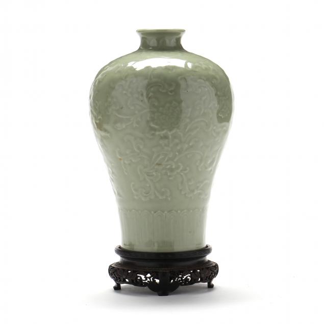 AN ASIAN CELADON PORCELAIN MEIPING 30a70b