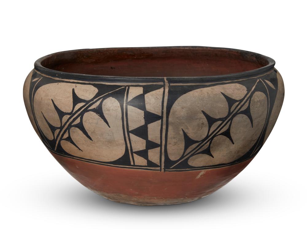 A LARGE SANTO DOMINGO PUEBLO POTTERY