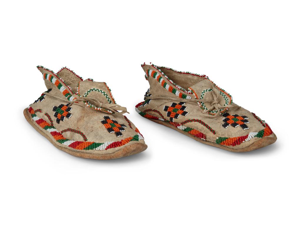 A PAIR OF PLAINS BEADED HIDE MOCCASINSA 30aa22