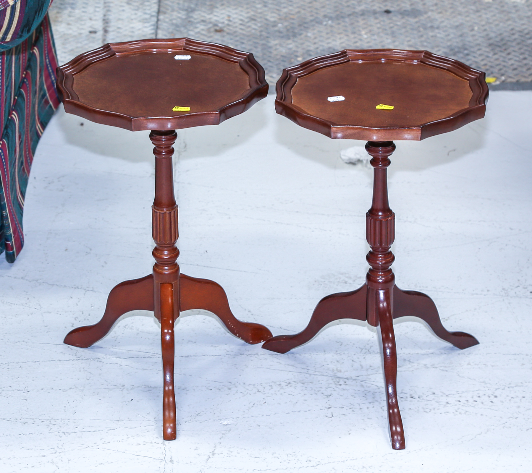 A PAIR OF BOMBAY CO MAHOGANY COCKTAIL 30889f