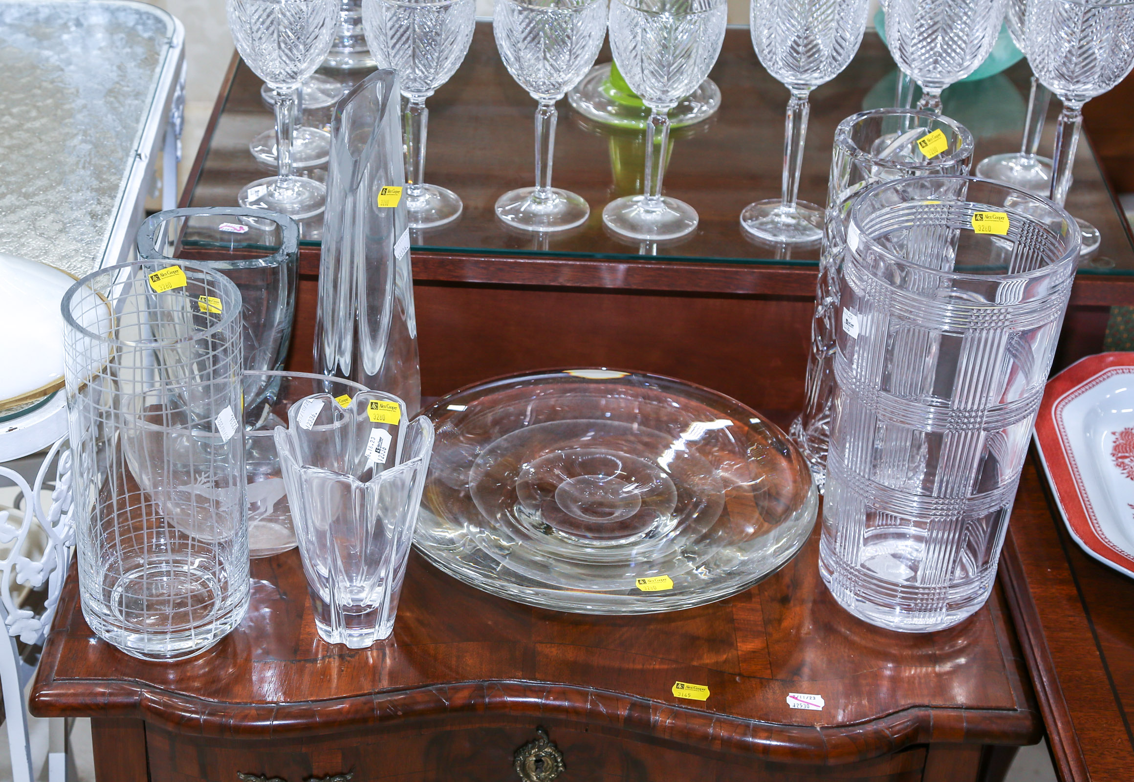 ASSORTMENT OF DECORATIVE GLASS 30895b