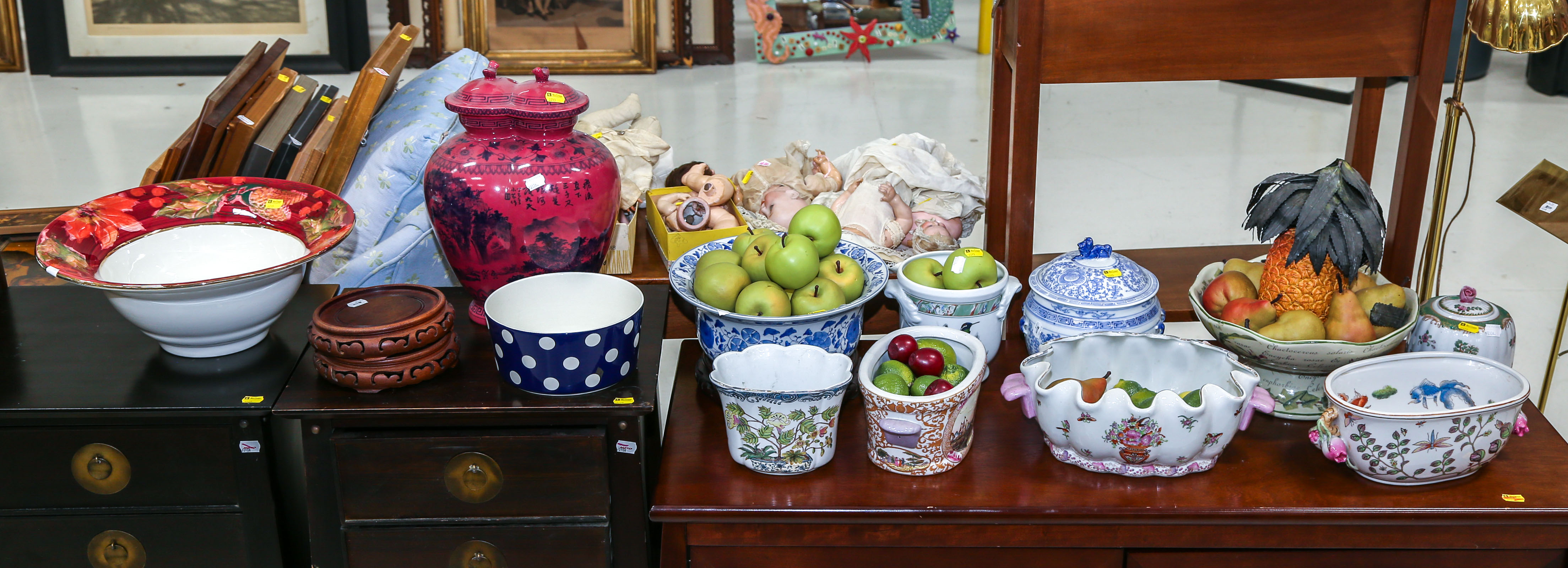 LARGE GROUP OF DECORATIVE PORCELAIN