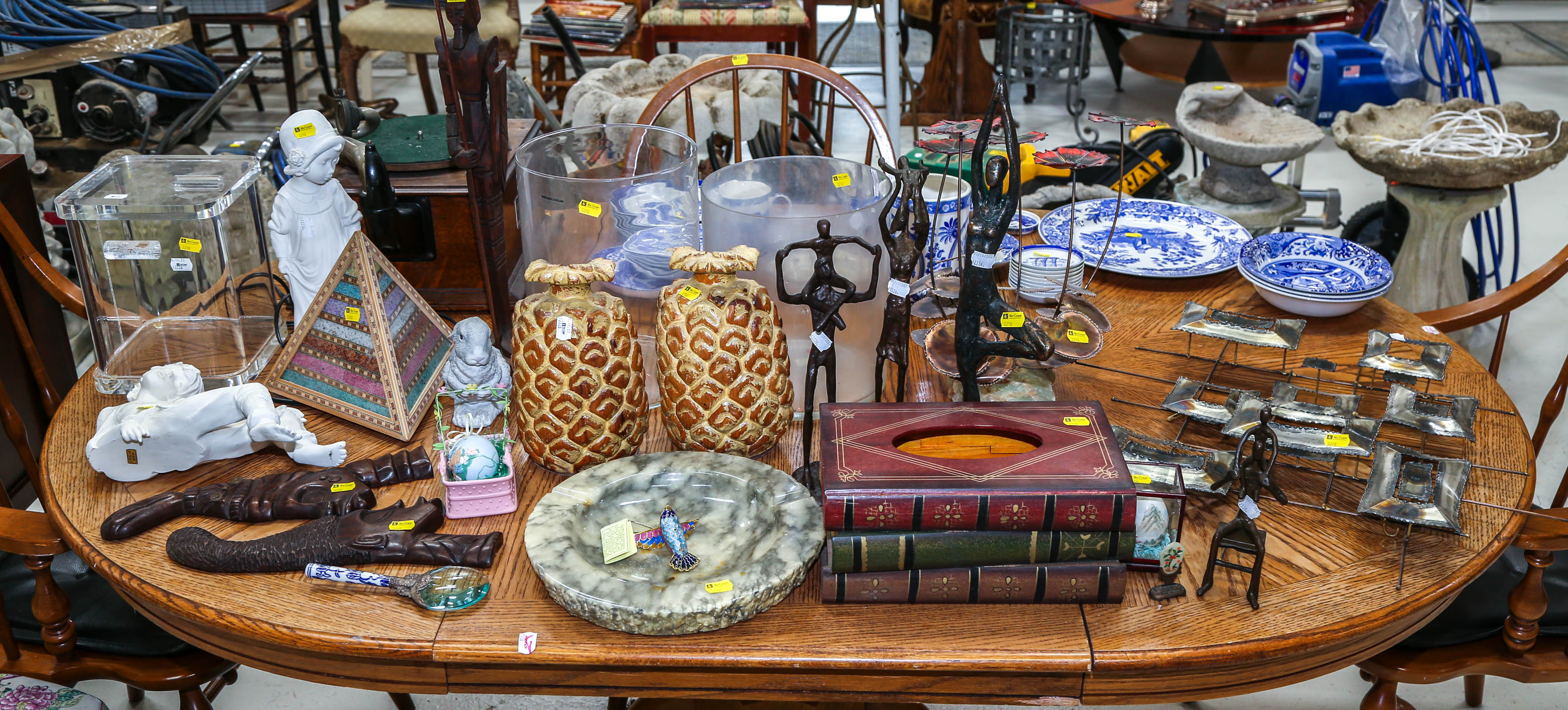 ASSORTMENT OF DECORATIVE ITEMS