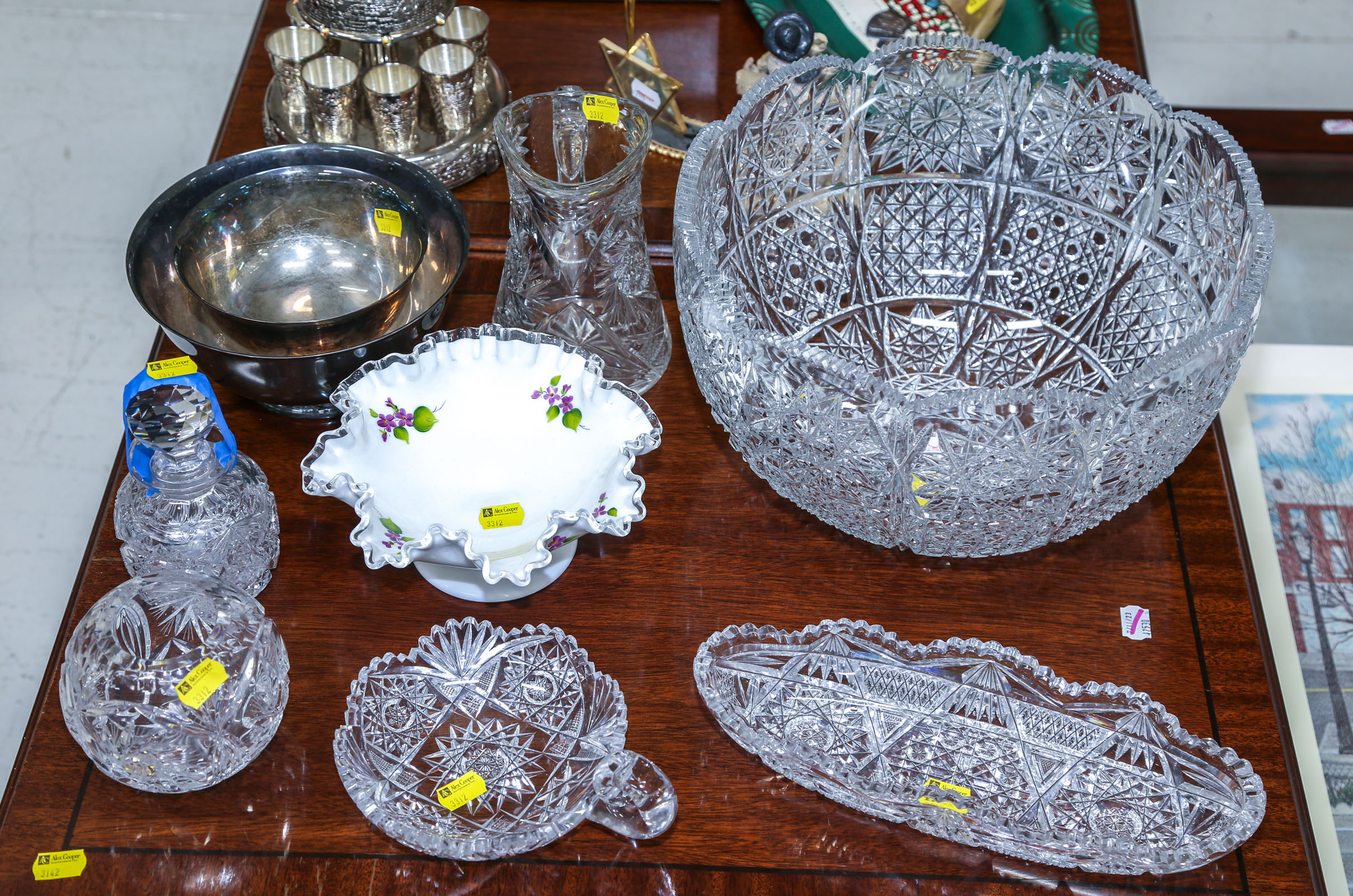 ASSORTMENT OF GLASS & SILVER PLATED