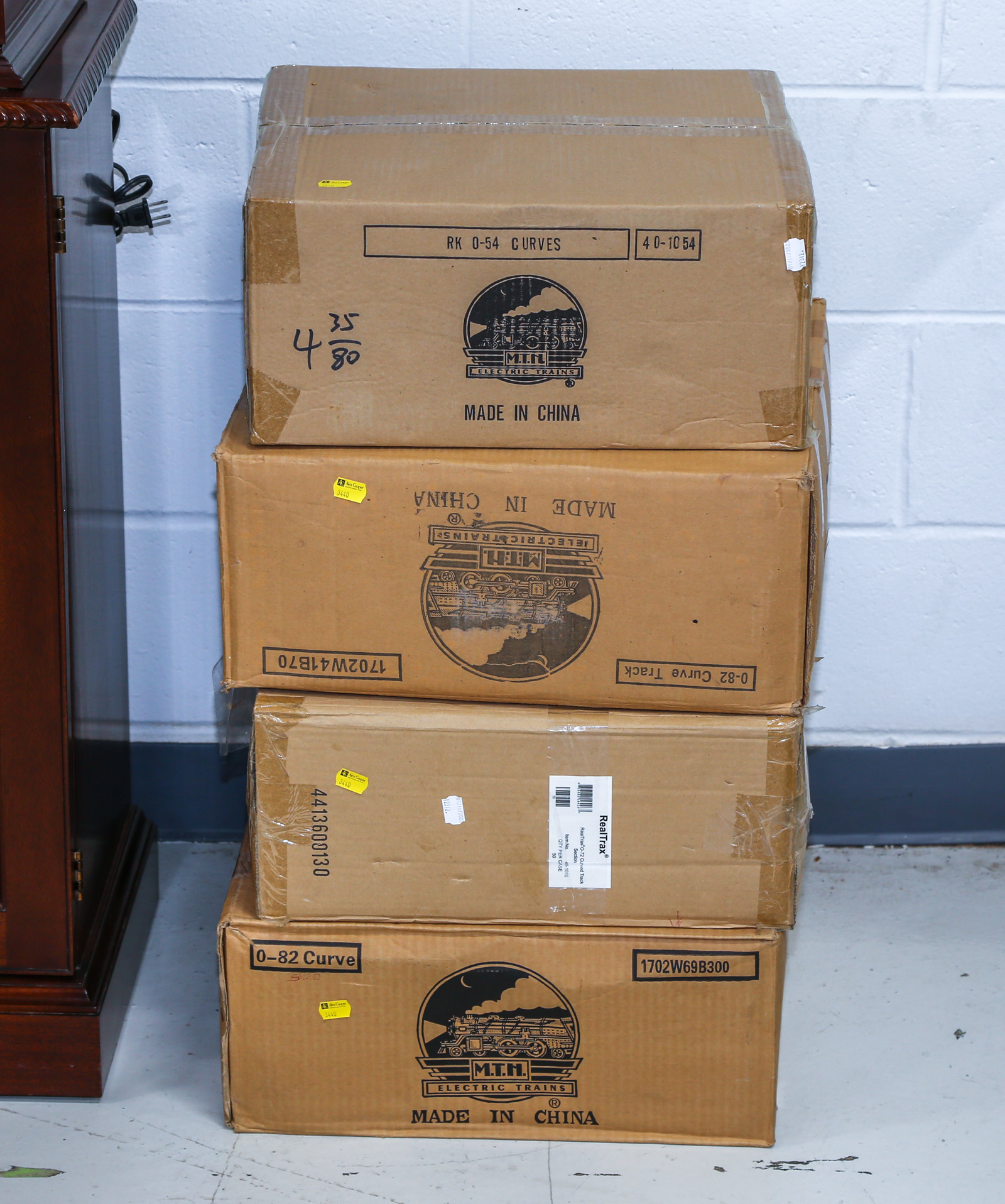 FOUR BOXES OF MTH CURVE TRACK Comprising