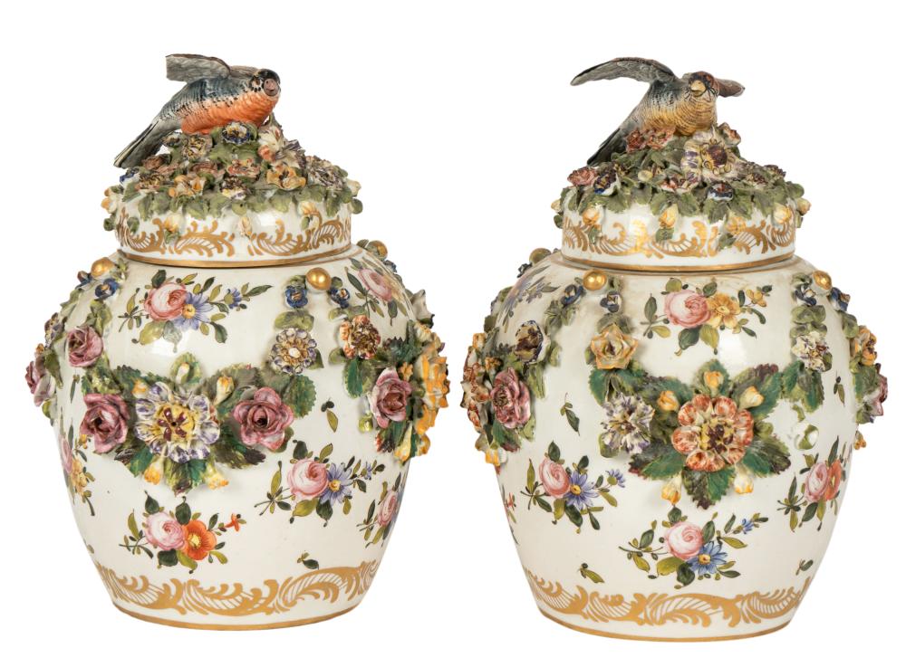 PAIR OF PORCELAIN URNS WITH BIRDSPair 308c2f