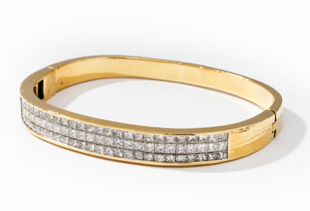 18 KARAT YELLOW GOLD DIAMOND BANGLE 308e5d