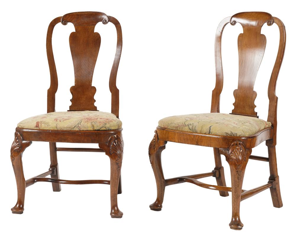 PAIR OF GEORGE II WALNUT SIDE CHAIRSPair 308efb