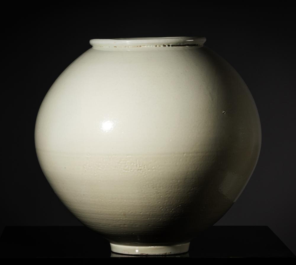 RARE KOREAN WHITE GLAZED MOON JARRare 308f3f