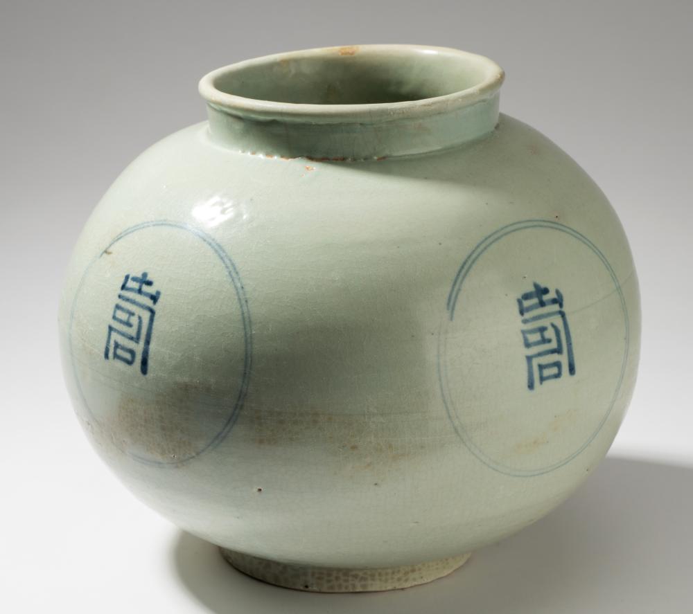 KOREAN BLUE AND WHITE GLAZED CERAMIC 308f4b