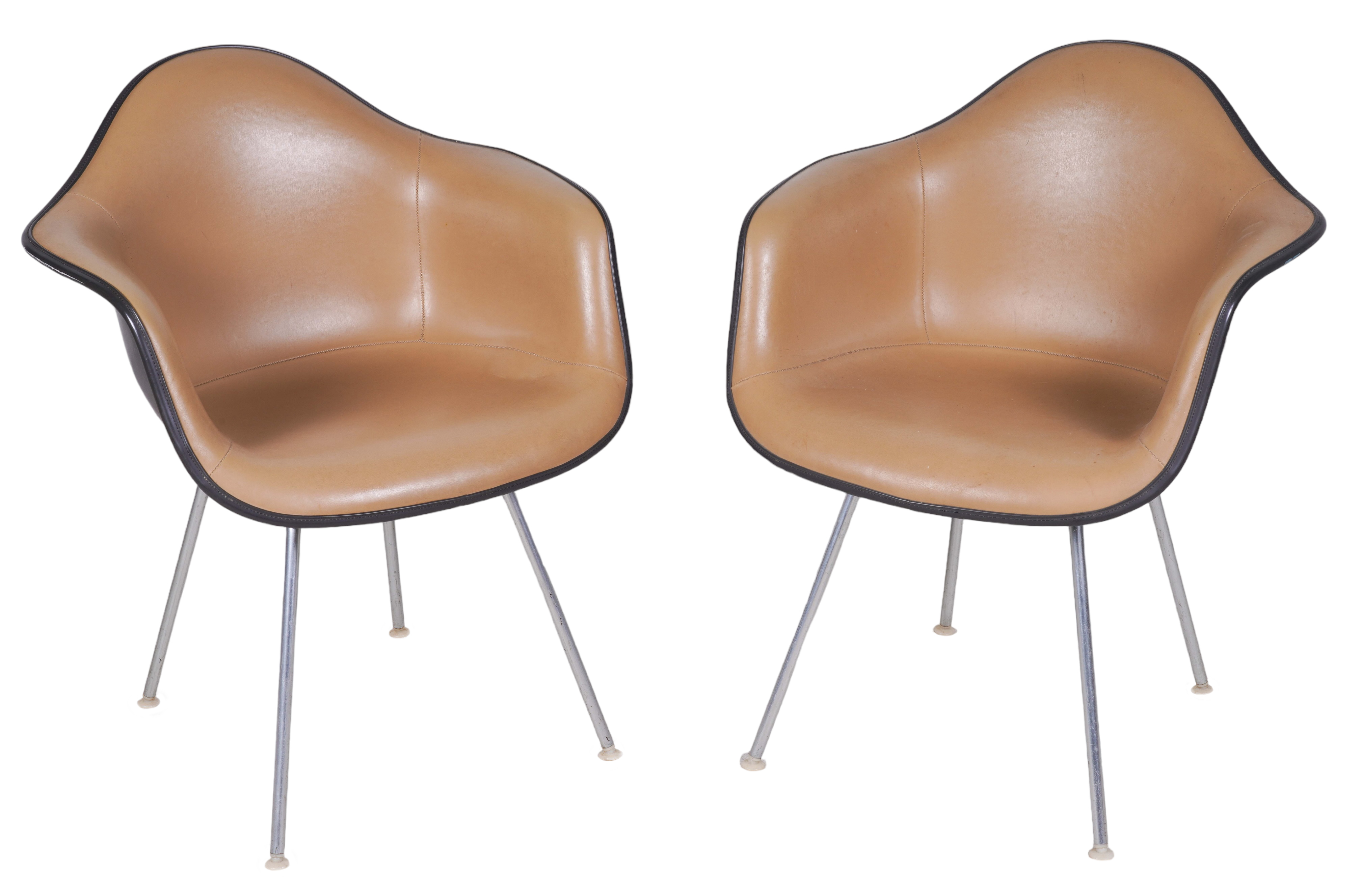 Pair Eames for Herman Miller moulded 308f9e