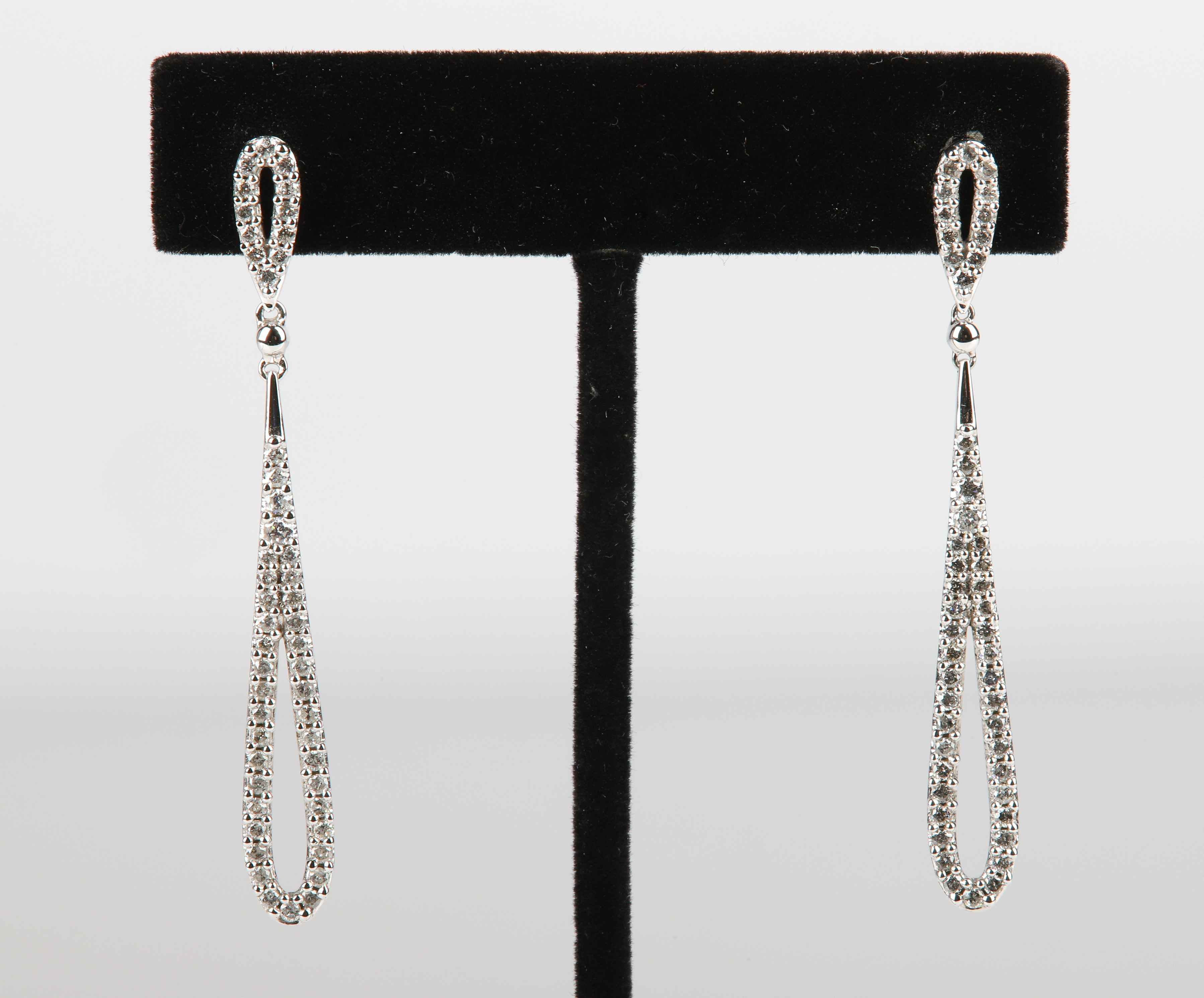 18K White gold diamond drop earrings,