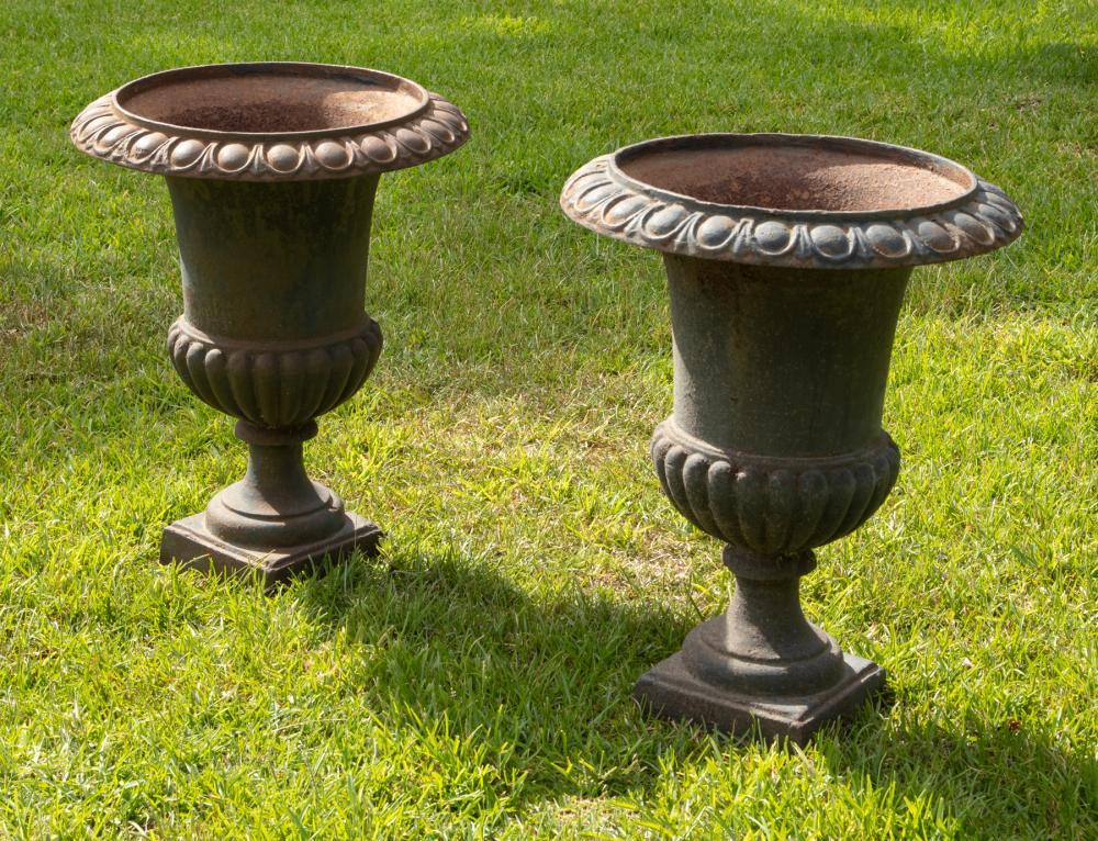 PAIR OF AMERICAN CAST IRON GARDEN 30926c