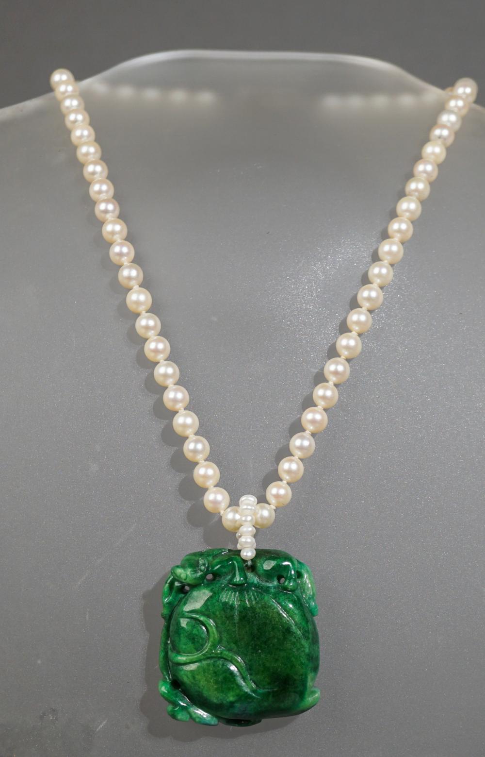 CARVED JADE AND PEARL NECKLACE 3093cd