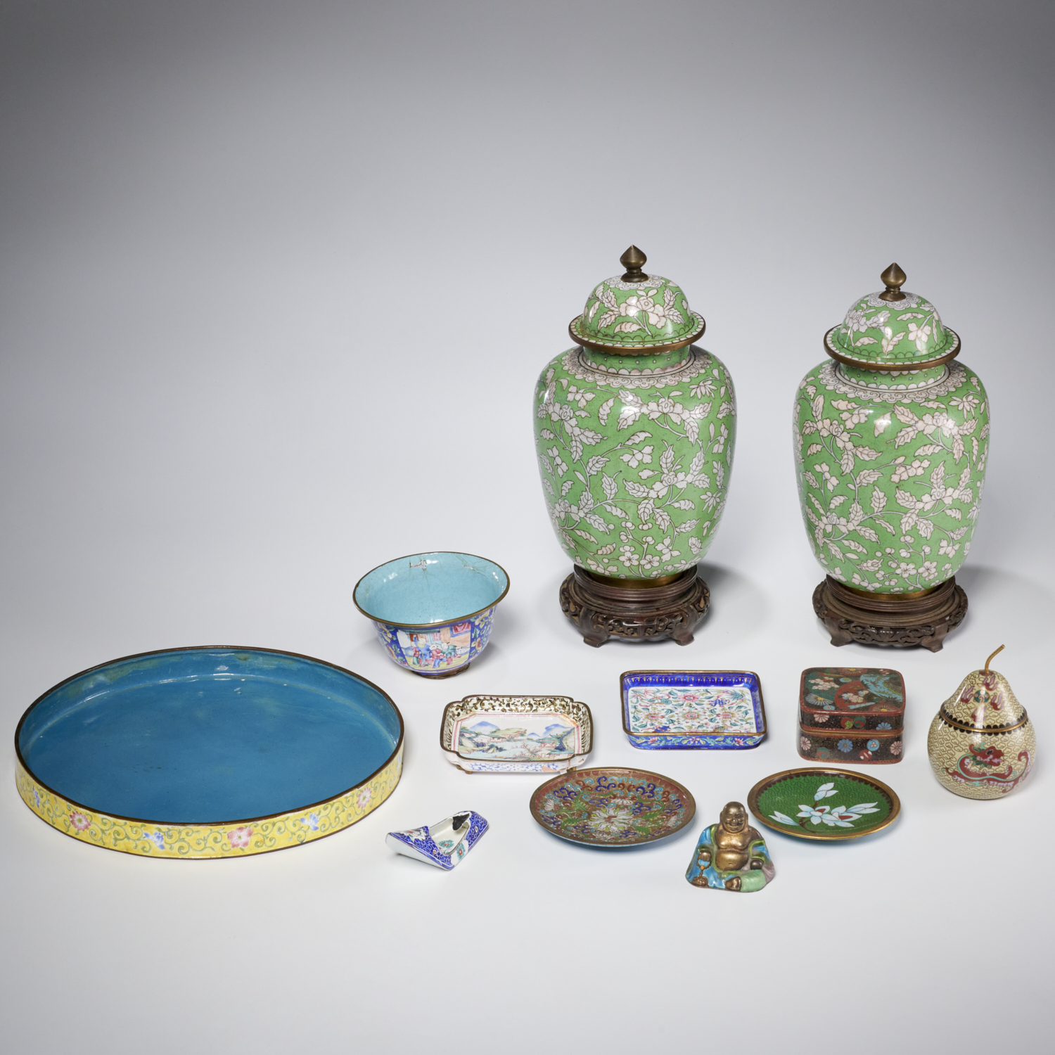 GROUP CHINESE CLOISONNE AND ENAMELWARE 30bdc3