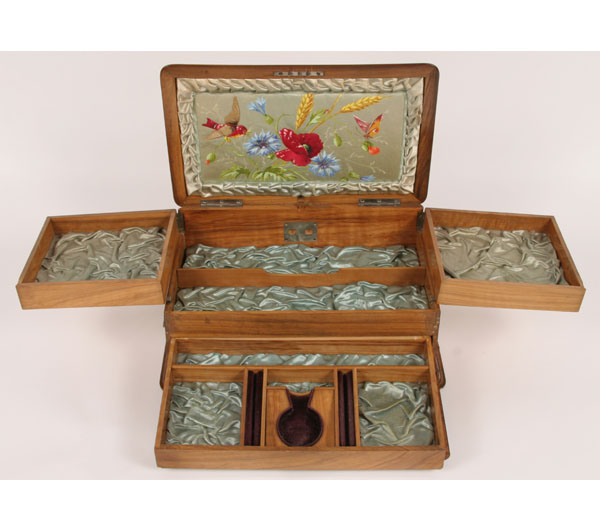 Locking jewelry box with silver presentation