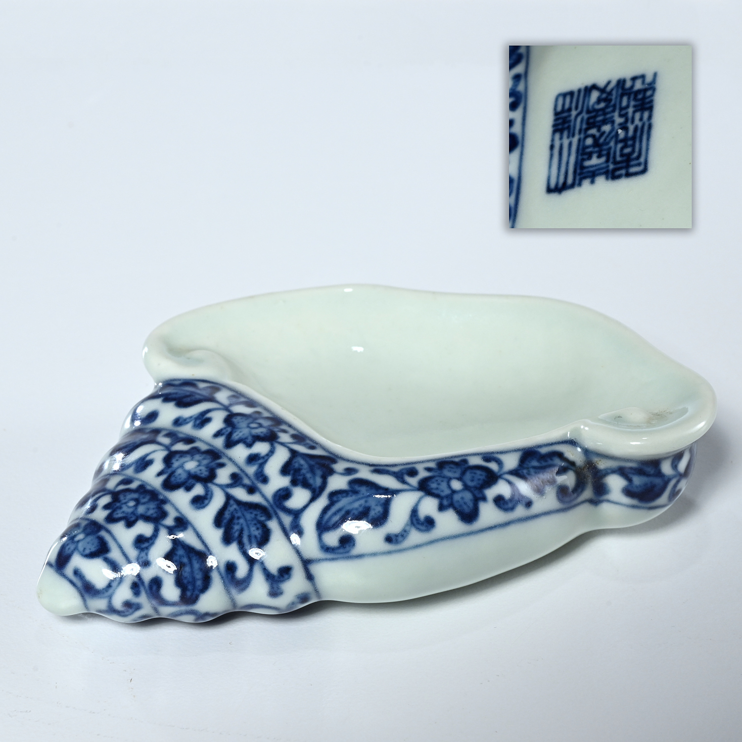 CHINESE PORCELAIN SHELL-FORM BRUSH