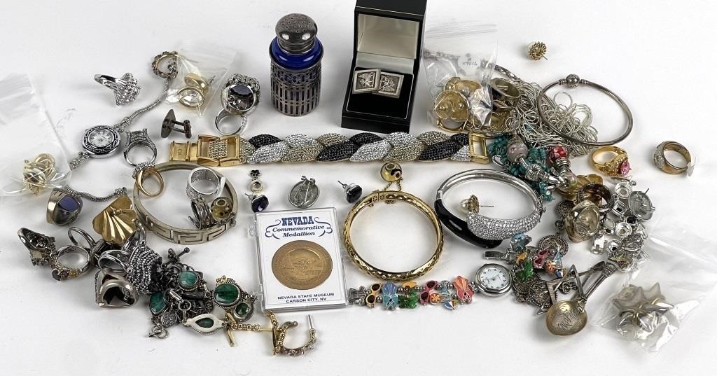 COSTUME JEWELRY TRAY LOT SILVER 30c045