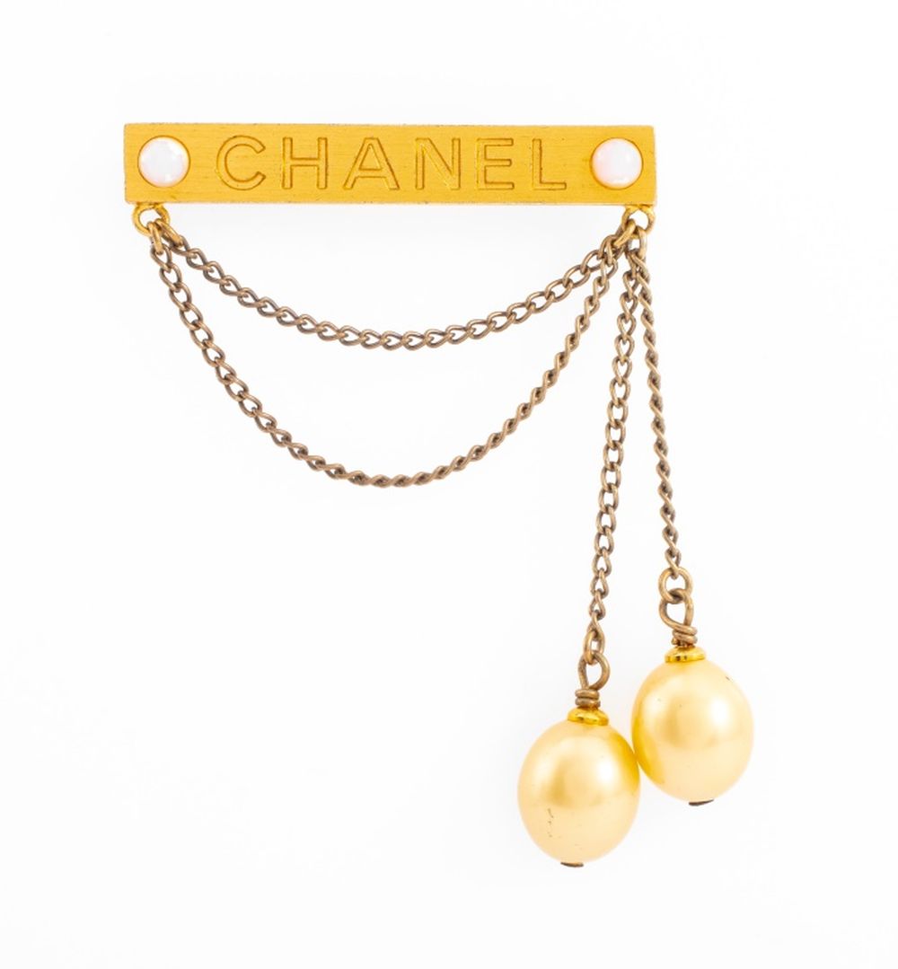 CHANEL RUNWAY GOLD TONE FAUX PEARL 30c26d