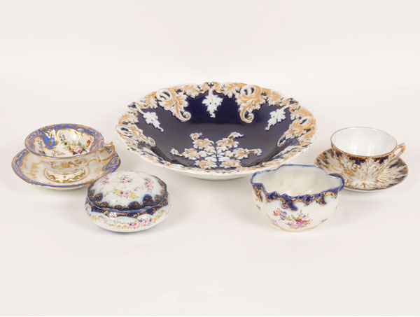 Five porcelain items including 4e055