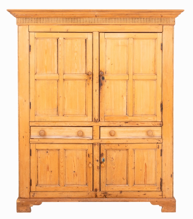 COUNTRY STYLE PINE ARMOIRE 20TH 30c4e2