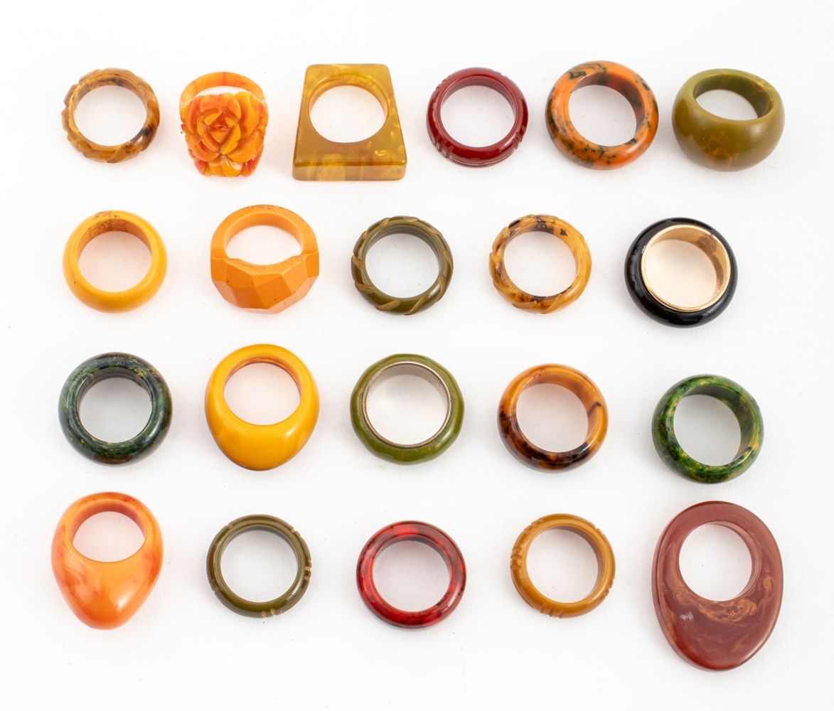 VINTAGE BAKELITE RINGS, 21 Group jewelry