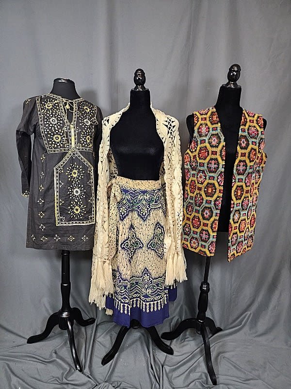 Vintage Ethnic Clothing Group  30c984