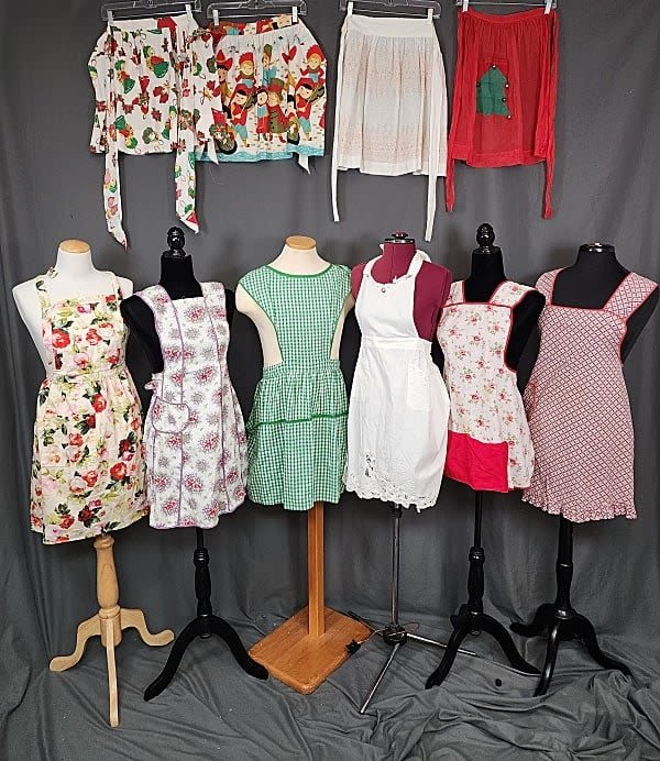 10 Vintage Aprons Includes 6 full 30c990