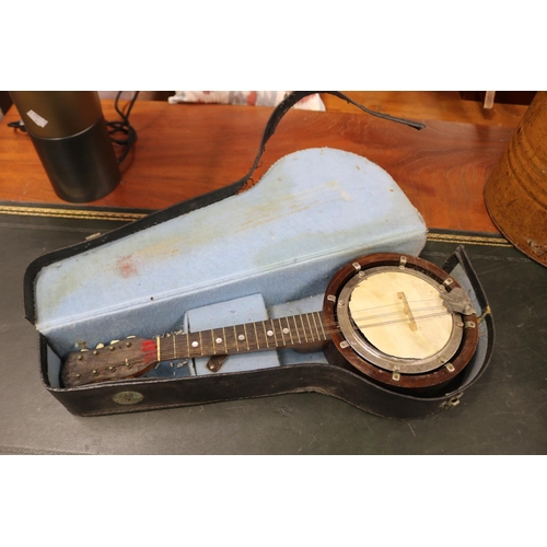 Antique Vintage Banjo in case 30ce06