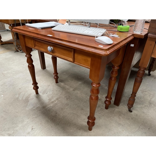 Single drawer turned leg desk, with