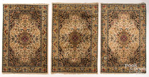 THREE CONTEMPORARY ORIENTAL CARPETSThree 30d2a8