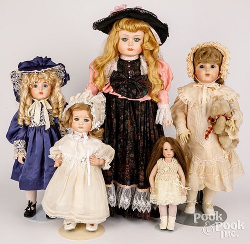 GROUP OF CONTEMPORARY DOLLSGroup of