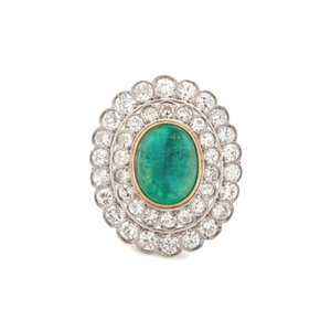 EMERALD AND DIAMOND RING
Containing