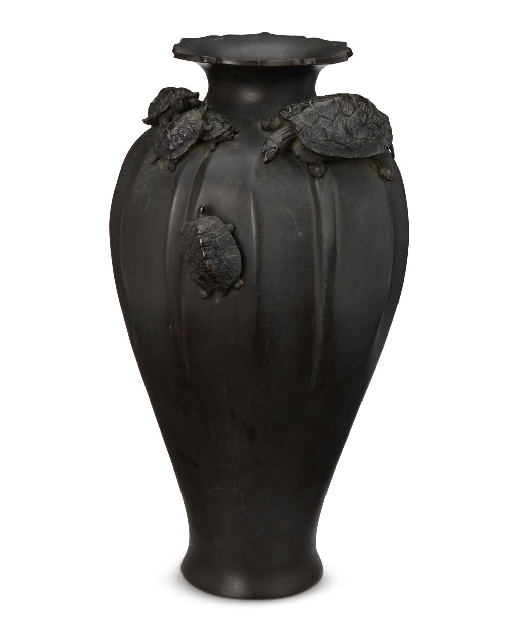 A JAPANESE BRONZE VASE WITH TURTLESA 30b1c7