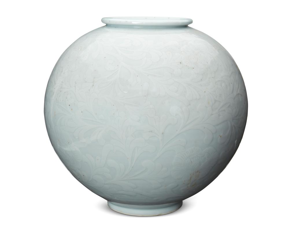 A JOSEON STYLE PORCELAIN MOON VASEA 30b214