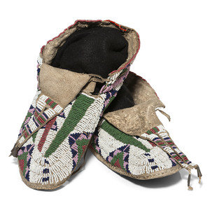 Sioux Beaded Hide Moccasins late 30b34e