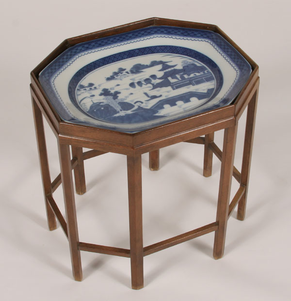 Octagonal tray table stand with 4dee3