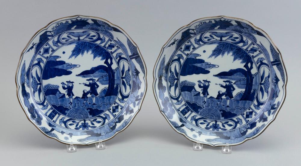 PAIR OF JAPANESE BLUE AND WHITE 30b5c9