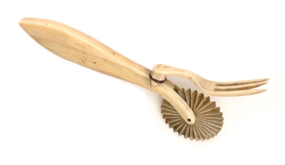 WHALE IVORY PIE CRIMPER 19TH CENTURY 30b6bd