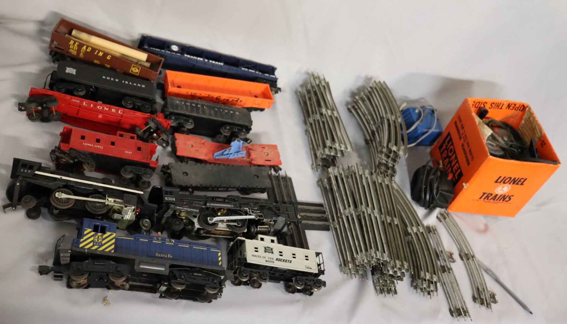 VINTAGE LOT OF LIONEL TRAINS  30b82c