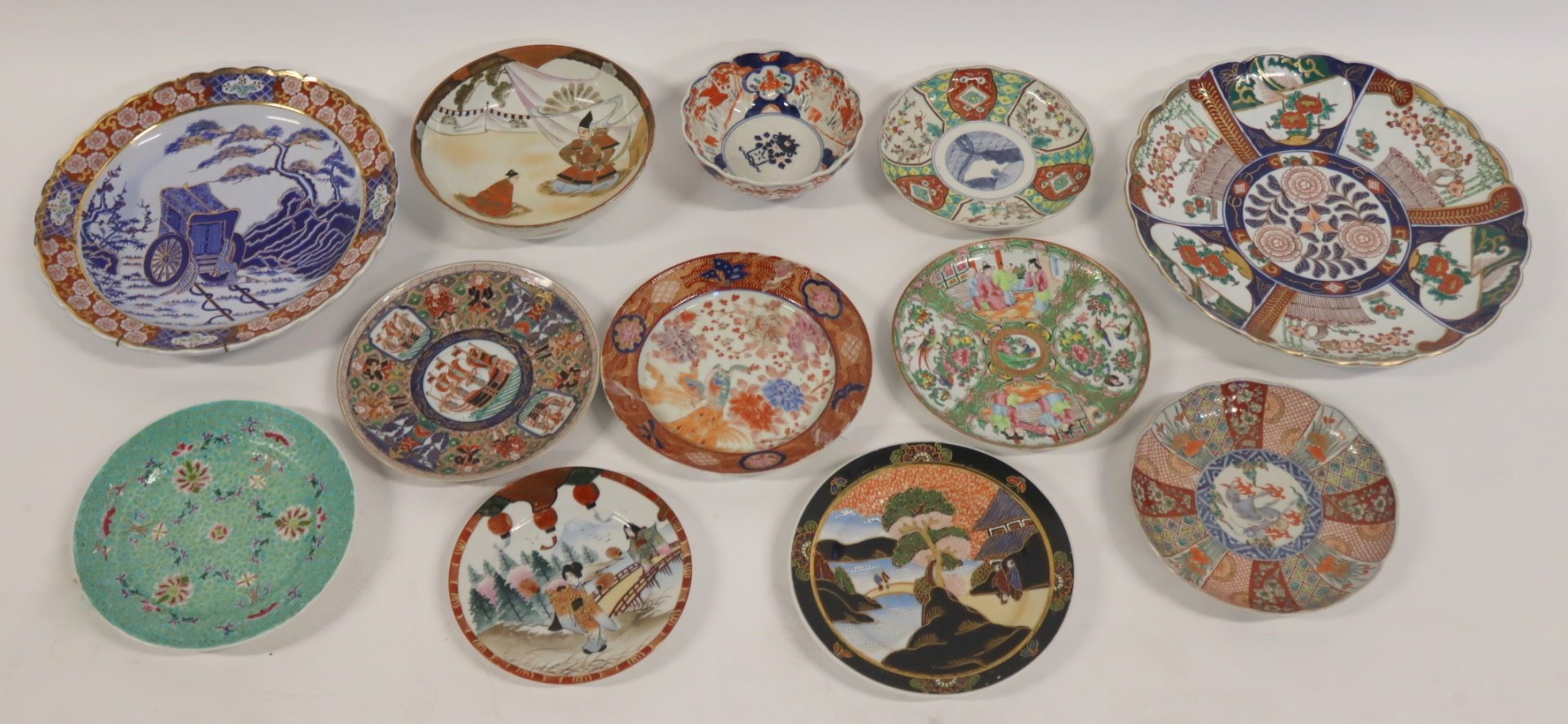 LARGE COLLECTION OF JAPANESE PORCELAINS.