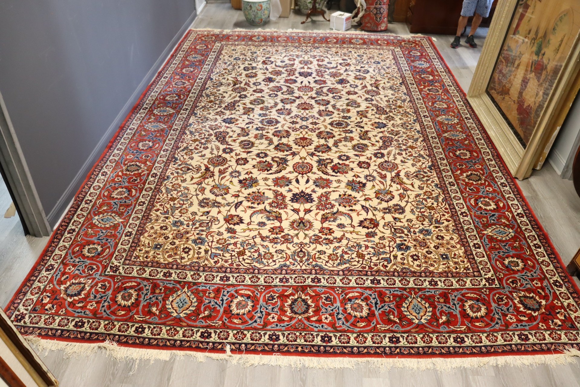 VINTAGE AND FINELY HAND WOVEN CARPET  30b89d