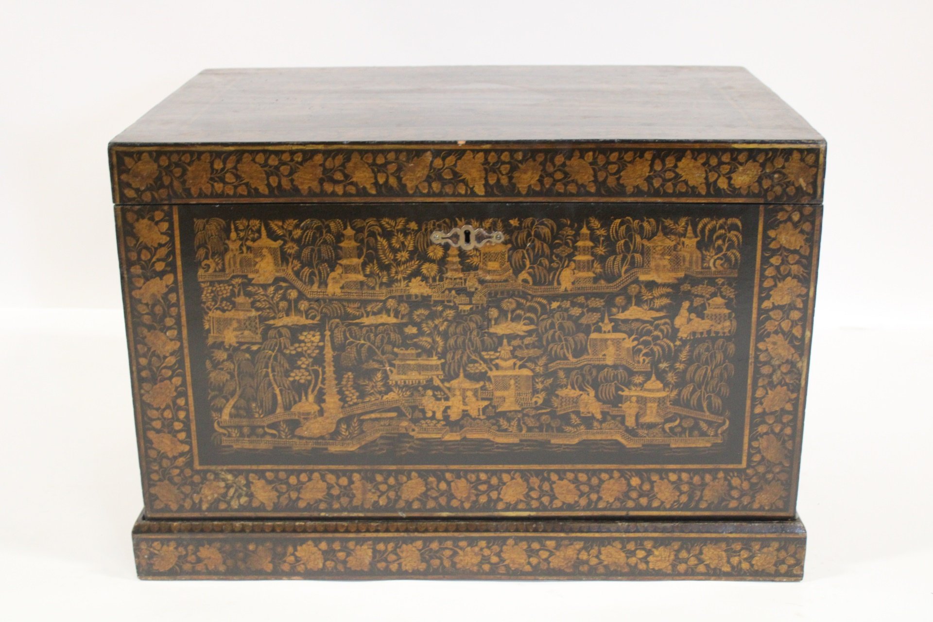 ANTIQUE LACQUERED & CHINOISERIE