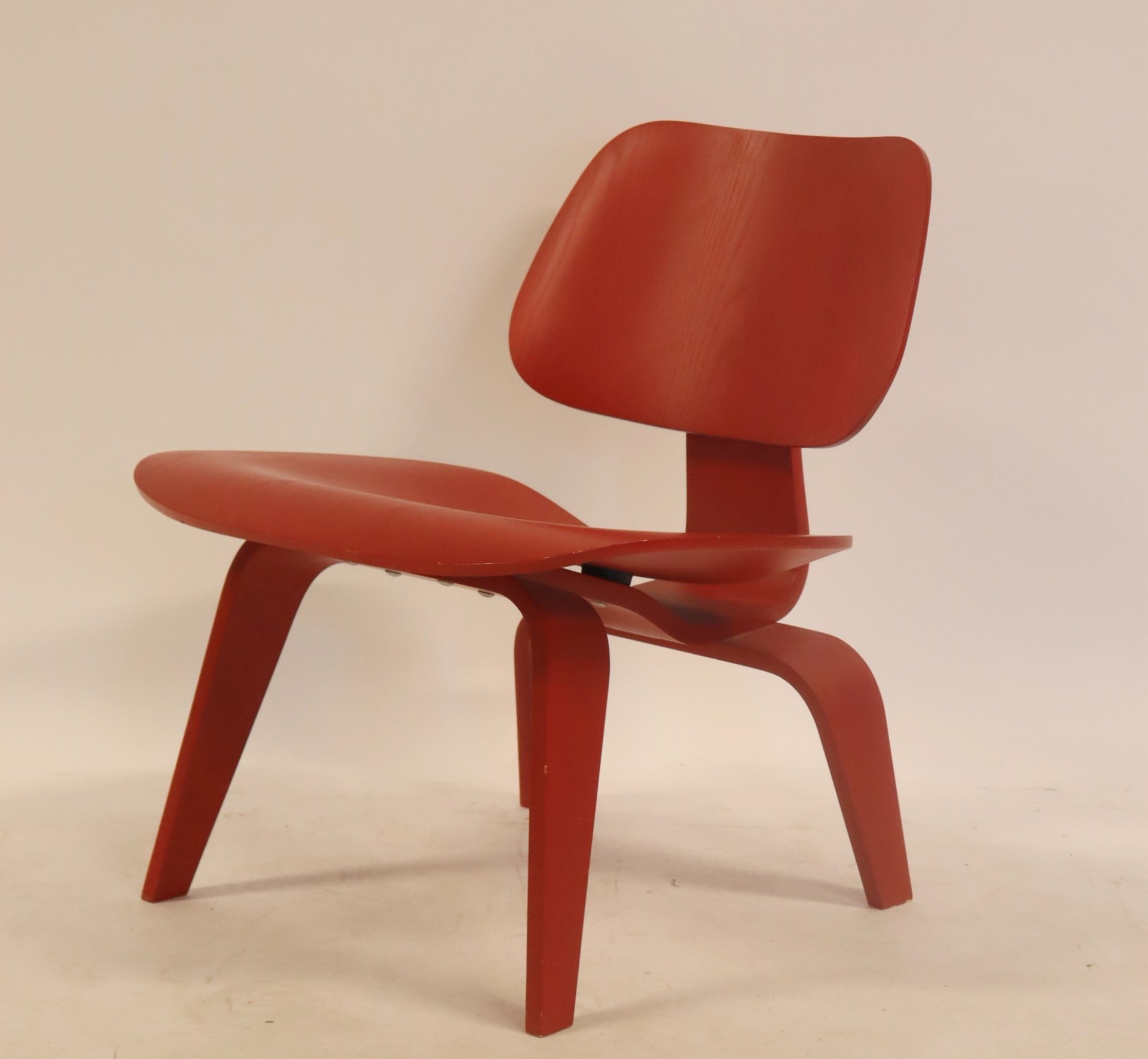 CHARLES / RAY EAMES RED LCW LOUNGE