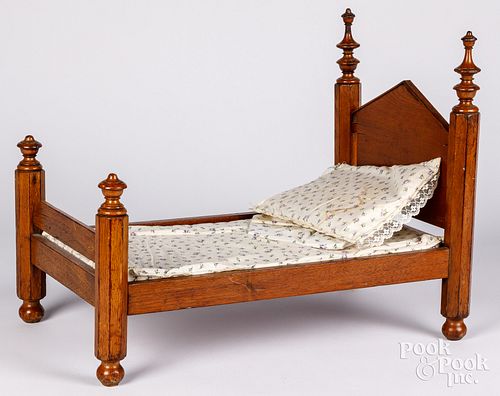 WALNUT DOLL BED, LATE 19TH C.Walnut